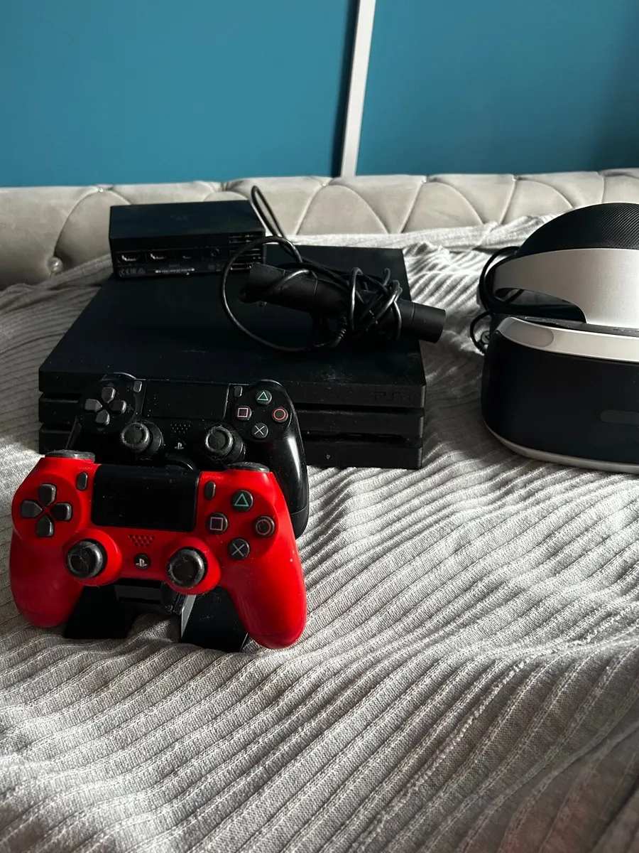PS4 PRO, 2 joysticks, VR and camera - Image 3