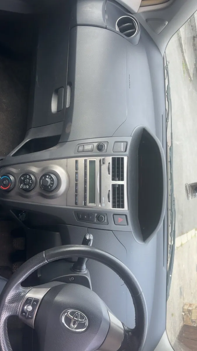 Toyota Yaris 2010 - Image 4