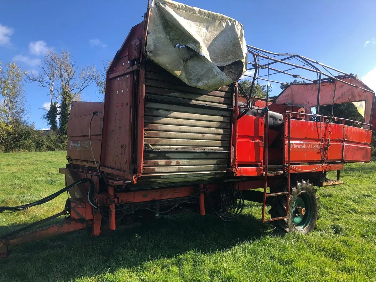 Kverneland 2100 potato harvester - Image 1