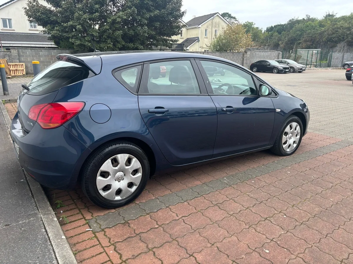 11 Opel Astra - Image 3