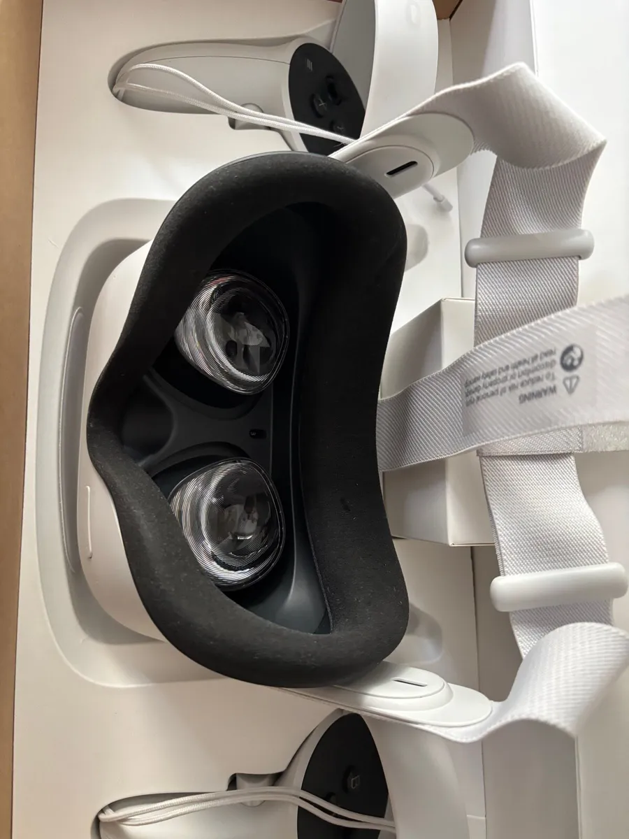 Oculus Quest 2 - Image 3