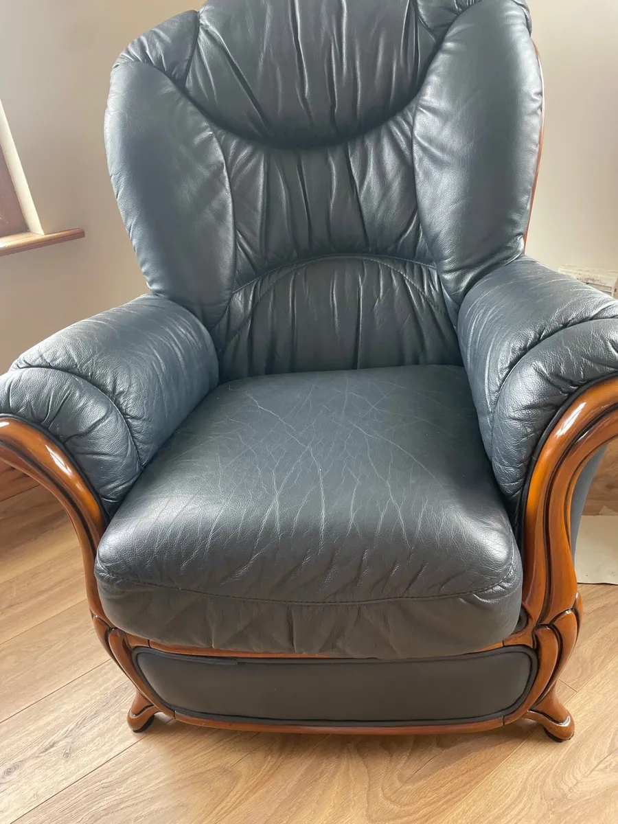 Couch and armchairs - Image 1