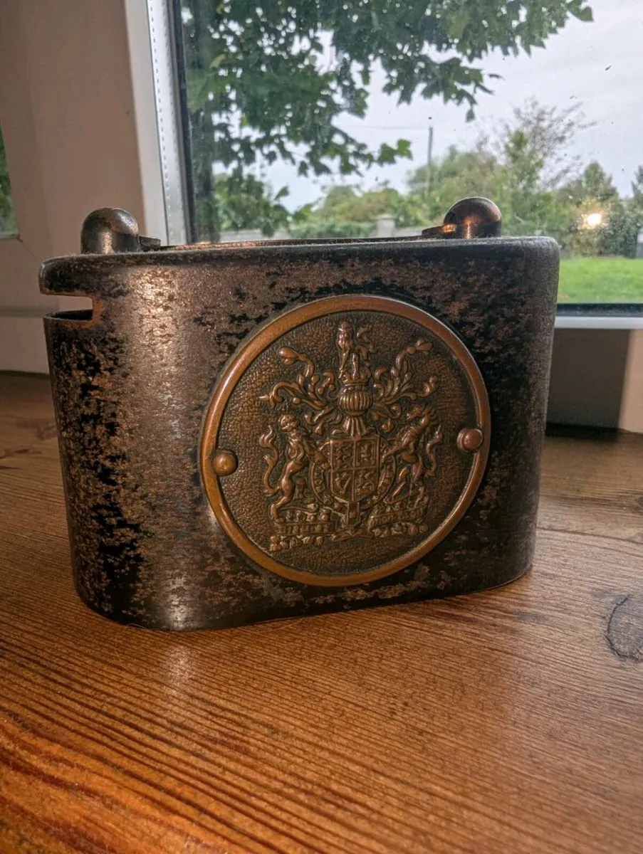 VINTAGE POST OFFICE FISCUS SAVINGS BANK MONEY BOX. - Image 1