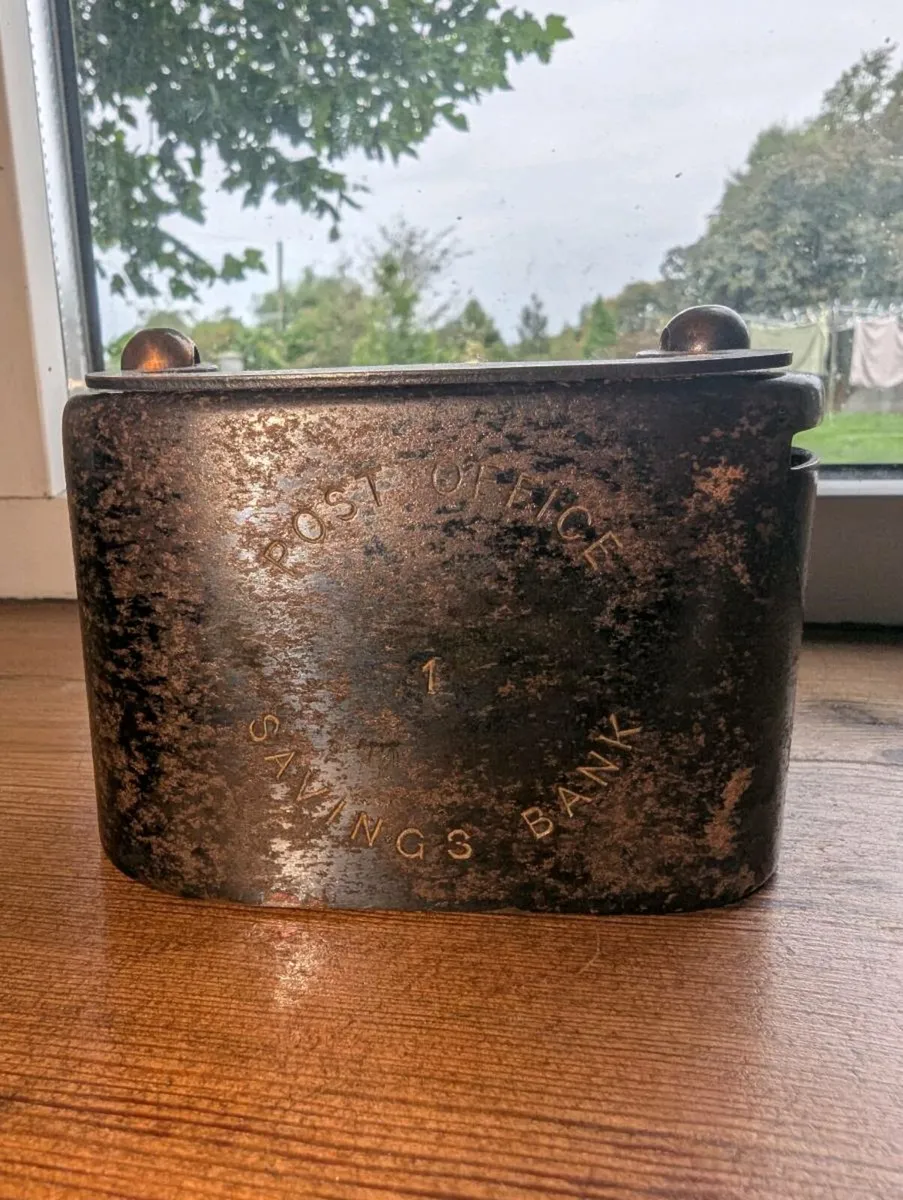 VINTAGE POST OFFICE FISCUS SAVINGS BANK MONEY BOX. - Image 2