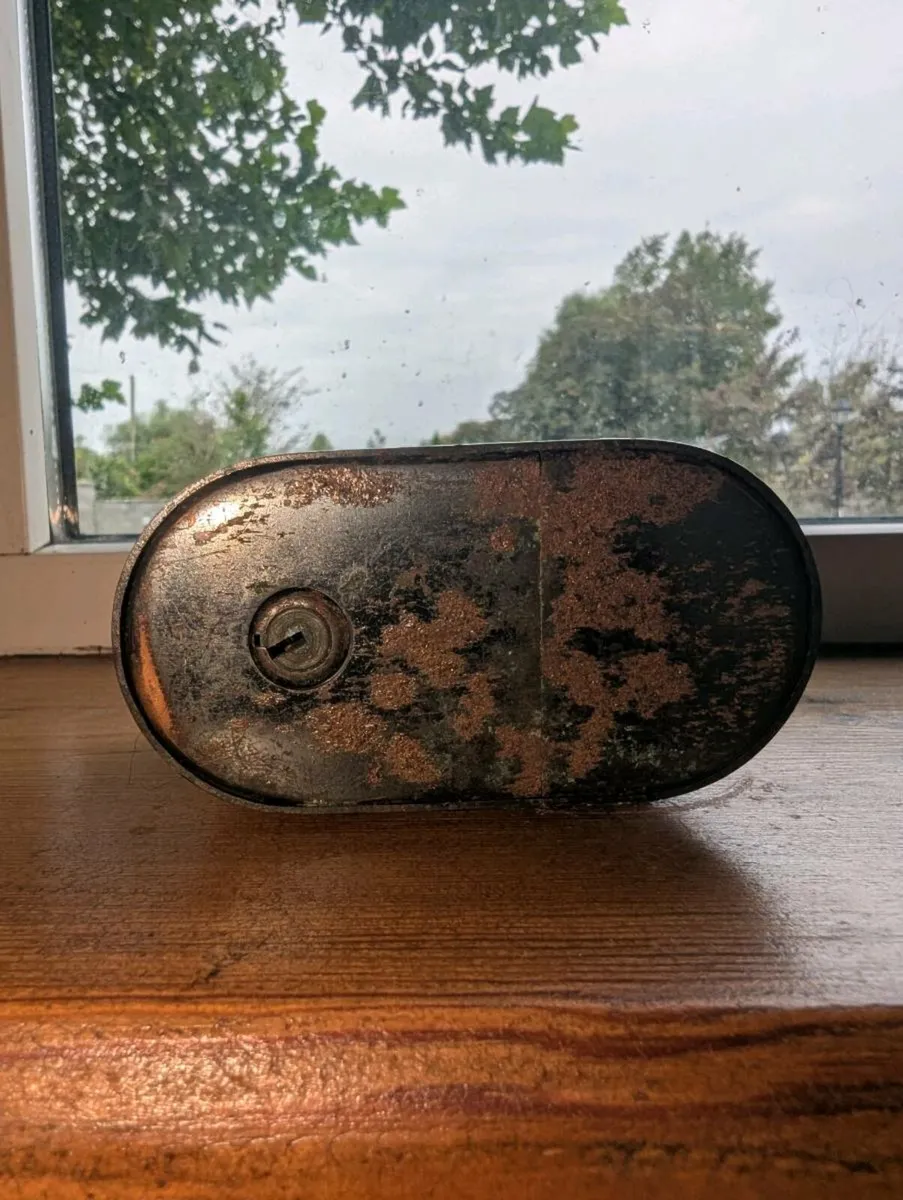 VINTAGE POST OFFICE FISCUS SAVINGS BANK MONEY BOX. - Image 4
