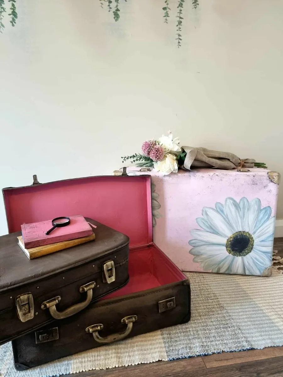 Pink vintage suitcase - Image 2