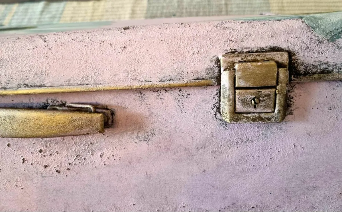 Pink vintage suitcase - Image 4