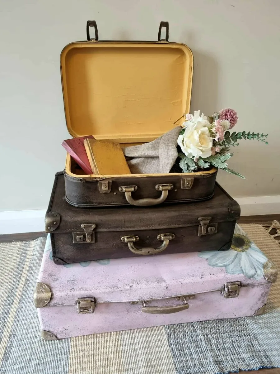 Pink vintage suitcase - Image 1