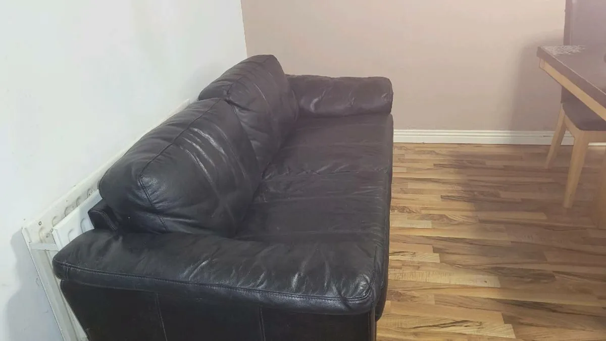 Leather couch - Image 2