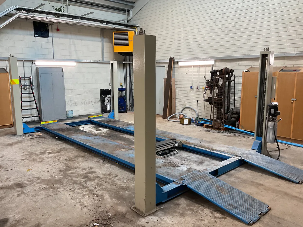 3000kg Vehicle Lift For Auction - Image 1