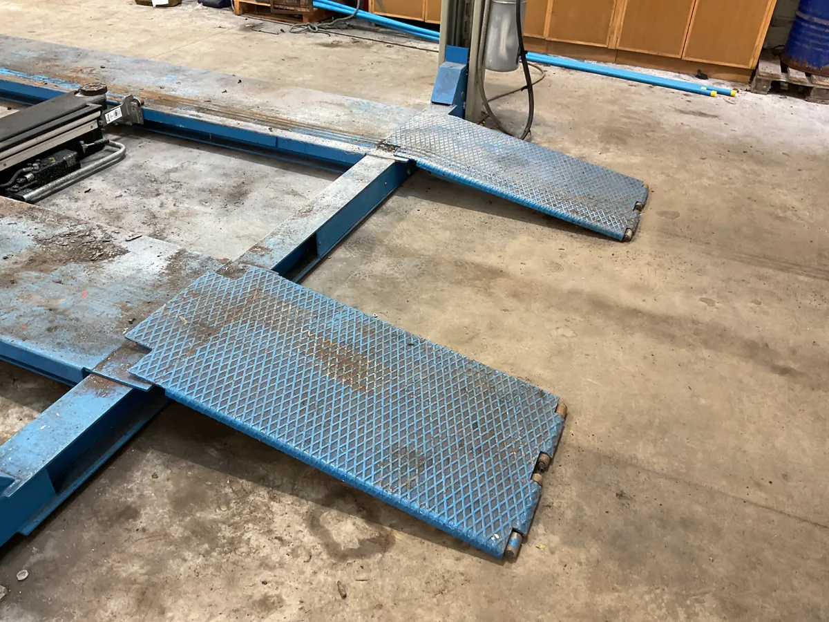 3000kg Vehicle Lift For Auction - Image 2