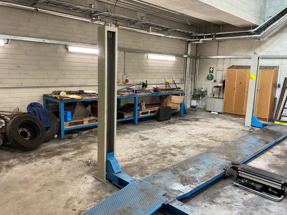 3000kg Vehicle Lift For Auction - Image 3