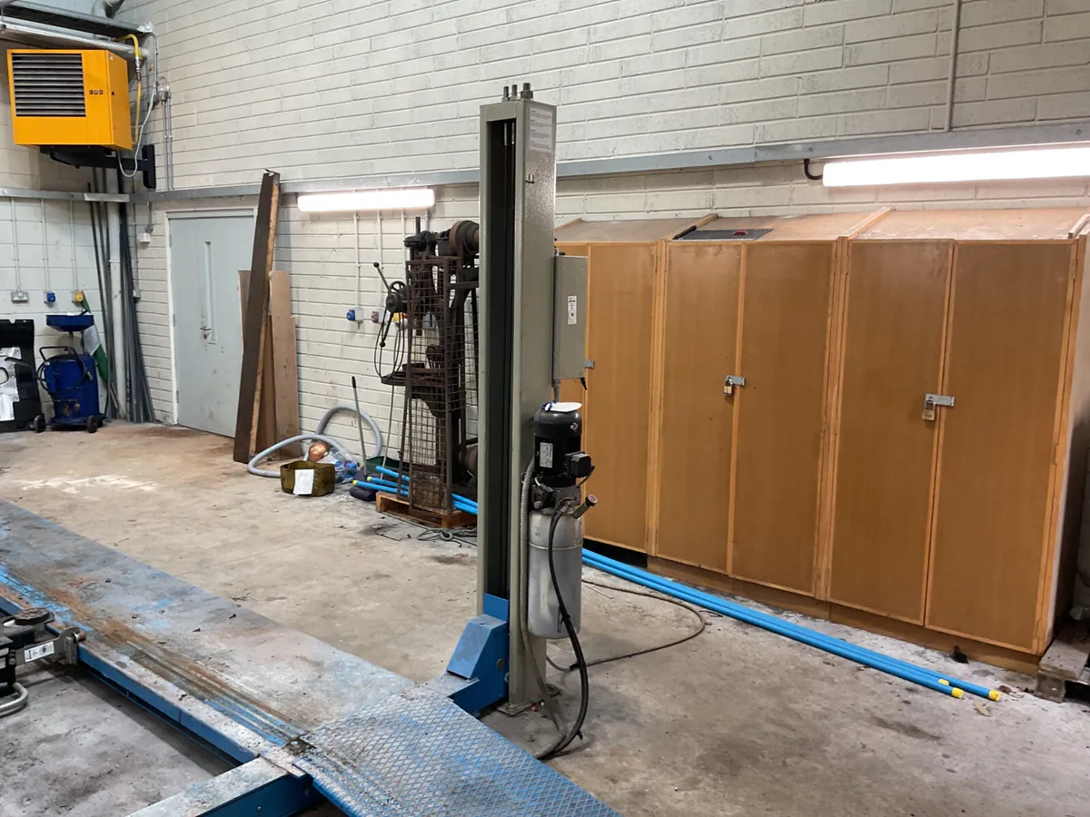 3000kg Vehicle Lift For Auction - Image 4