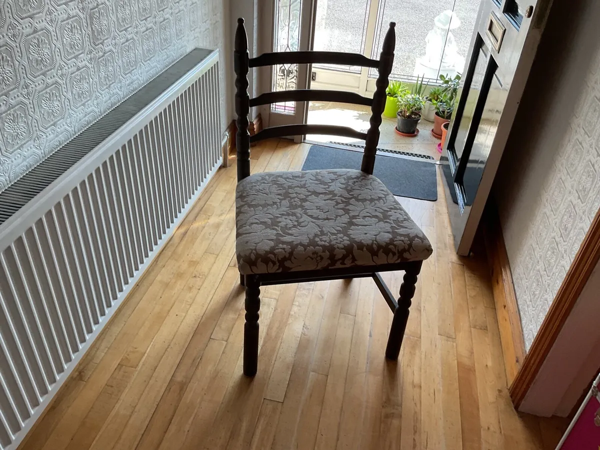 Large wide seat oak chair - Image 1
