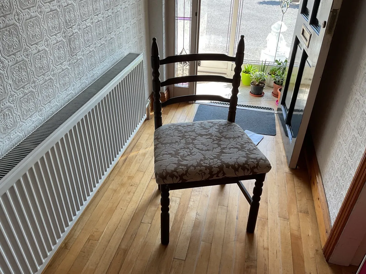 Large wide seat oak chair - Image 2