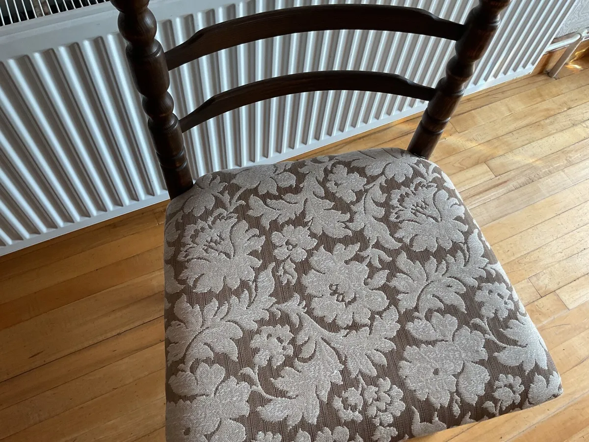 Large wide seat oak chair - Image 3