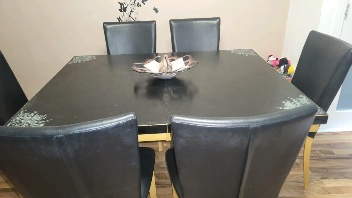 Table and chairs - Image 1