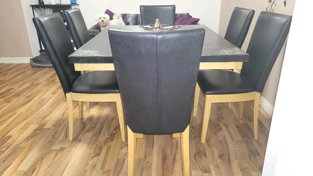 Table and chairs - Image 2