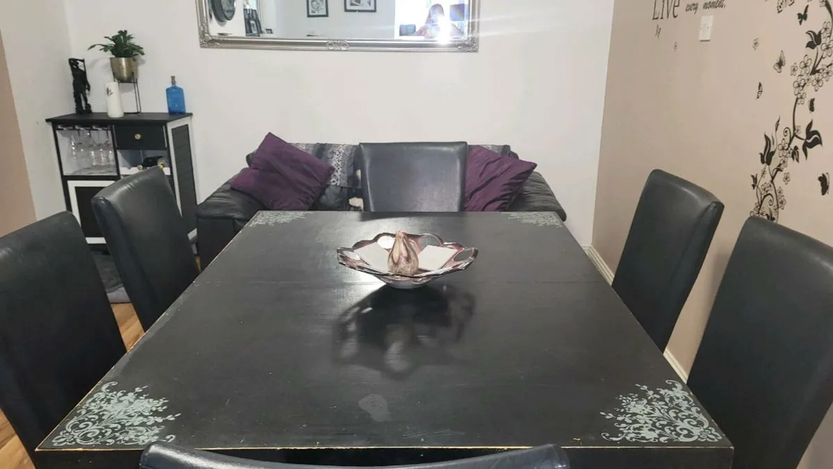 Table and chairs - Image 3