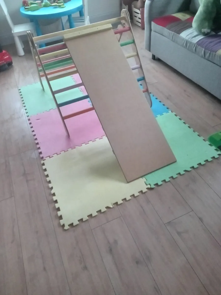 Kids climbing frame - Image 1