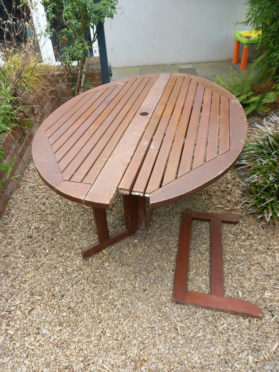 Teak outdoor table for repair and upcycling - Image 1