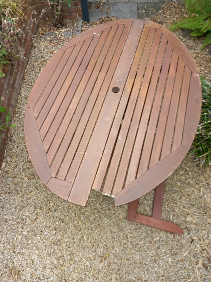 Teak outdoor table for repair and upcycling - Image 3