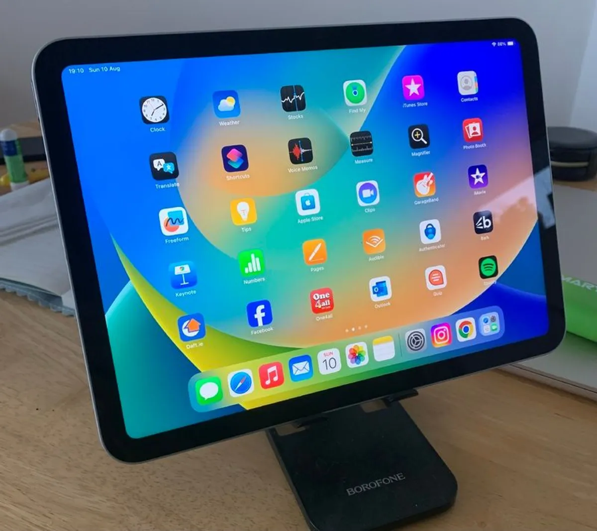 iPad 10th Gen 64 GB Wi-F  Silver  Boxed/Charger  Carlow - Image 1