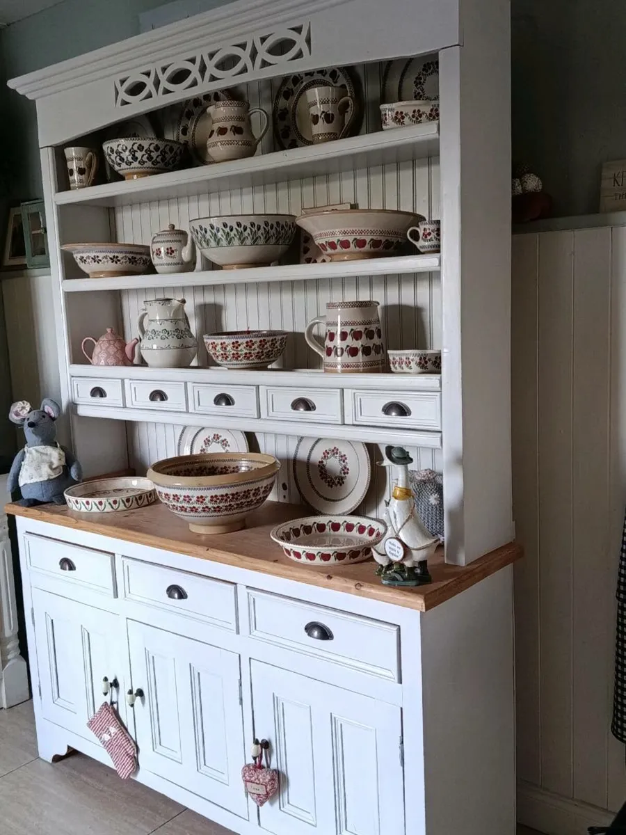 Solid kitchen dresser delivery arranged - Image 4