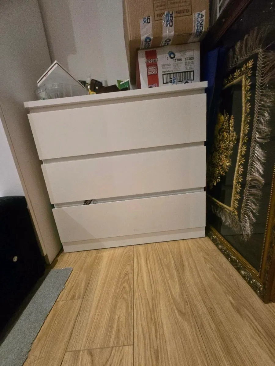 Chest of drawers - Image 1