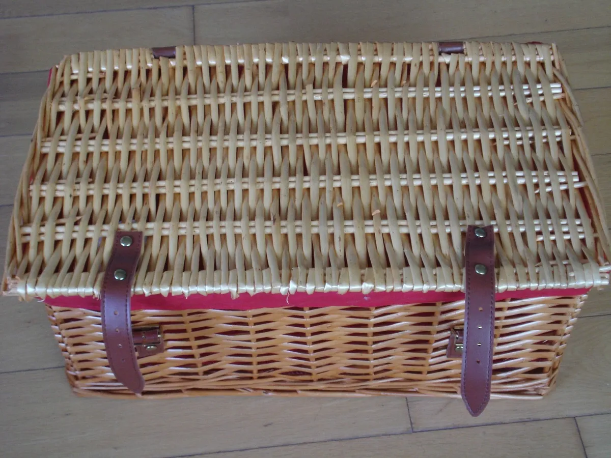 CLASSIC VINTAGE CAR PICNIC BASKET. - Image 1