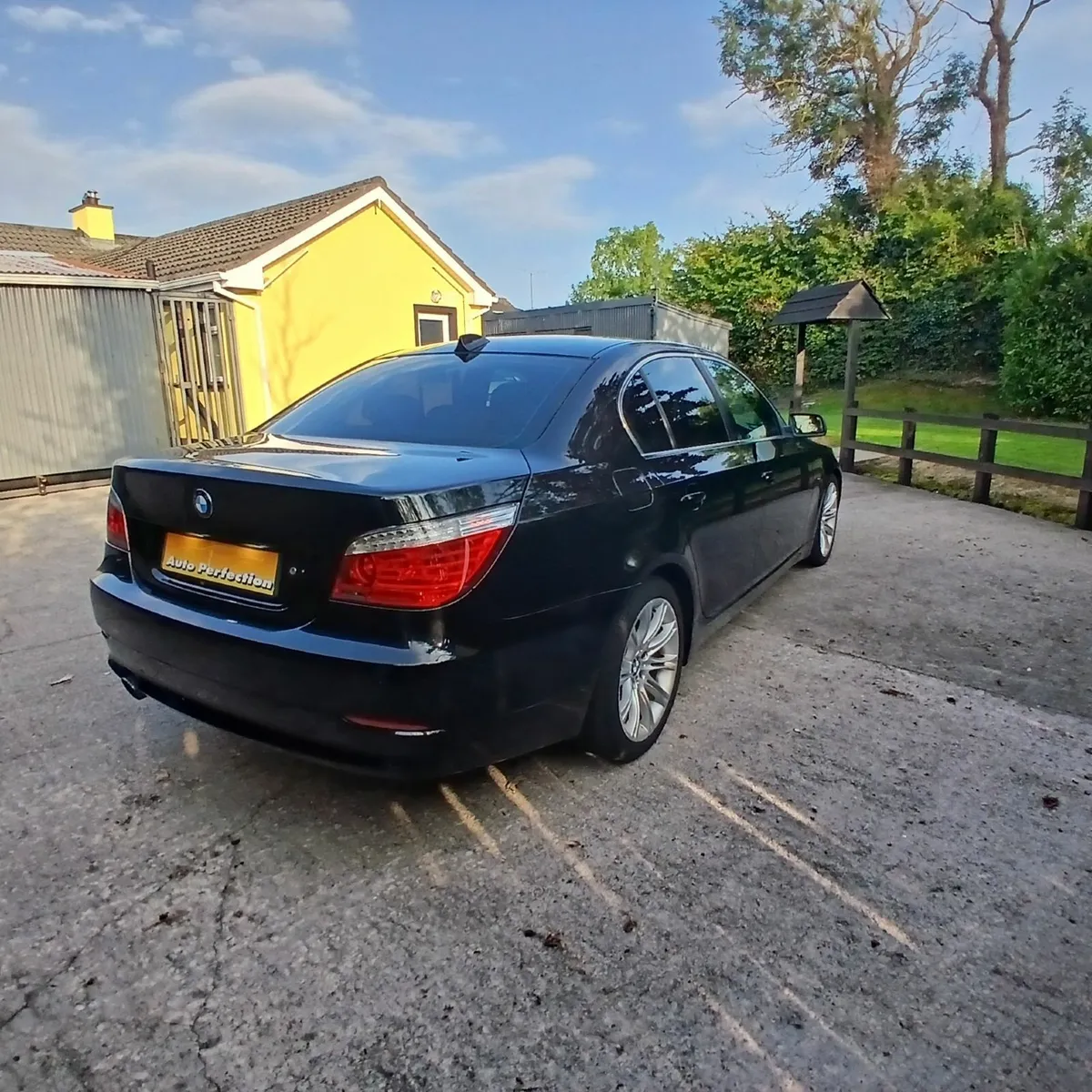 BMW 5-Series 2009 - Image 1