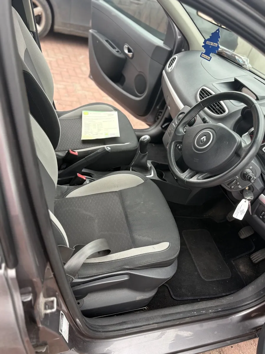 Renault Clio 2011 - Image 2