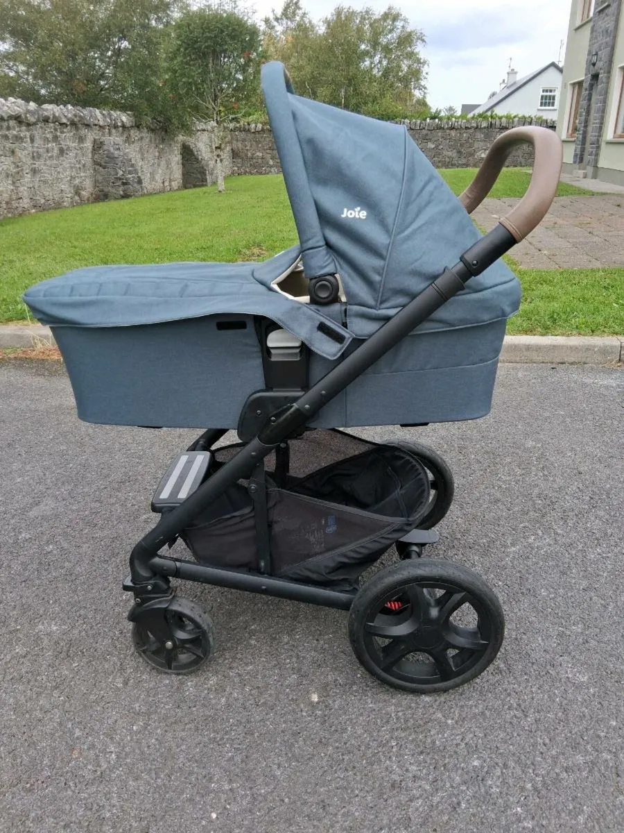 Joie Chrome Deluxe 3-in-1 Travel System Bundle,Iso - Image 1