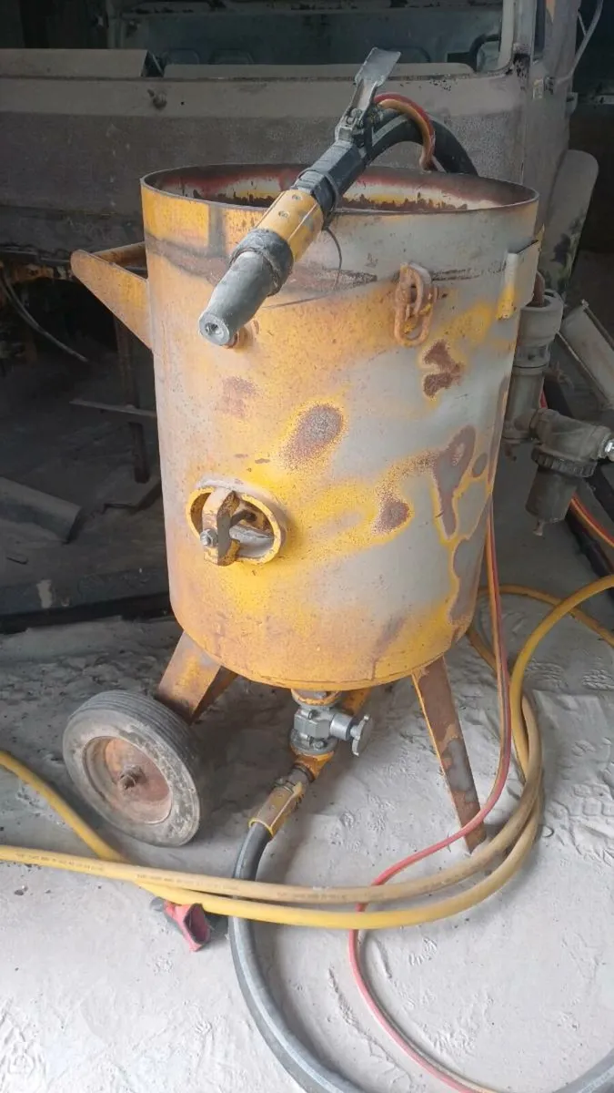 200litre clemco sandblaster - Image 1