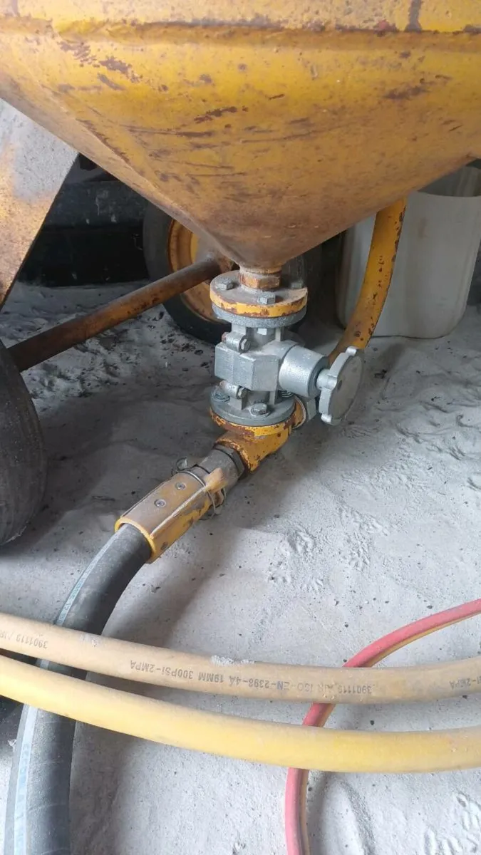 200litre clemco sandblaster - Image 4