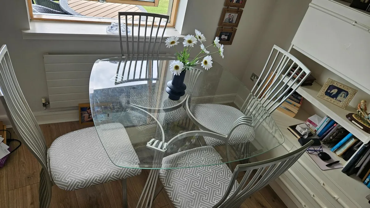Kitchen table and 4 chairs - Image 2