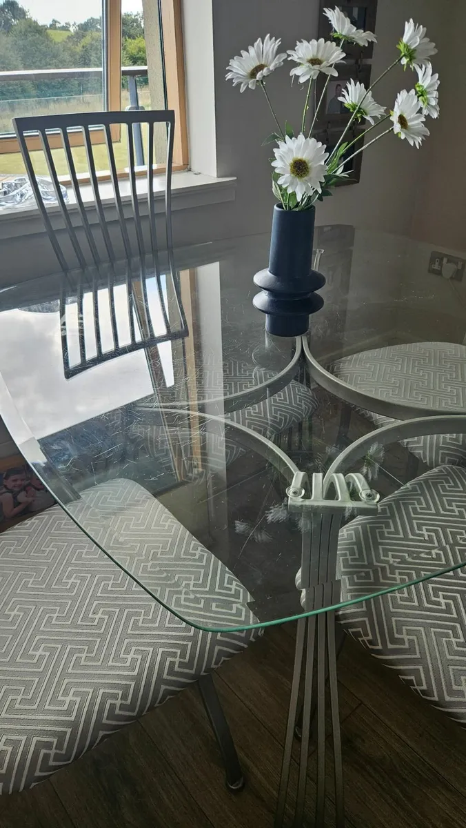 Kitchen table and 4 chairs - Image 3