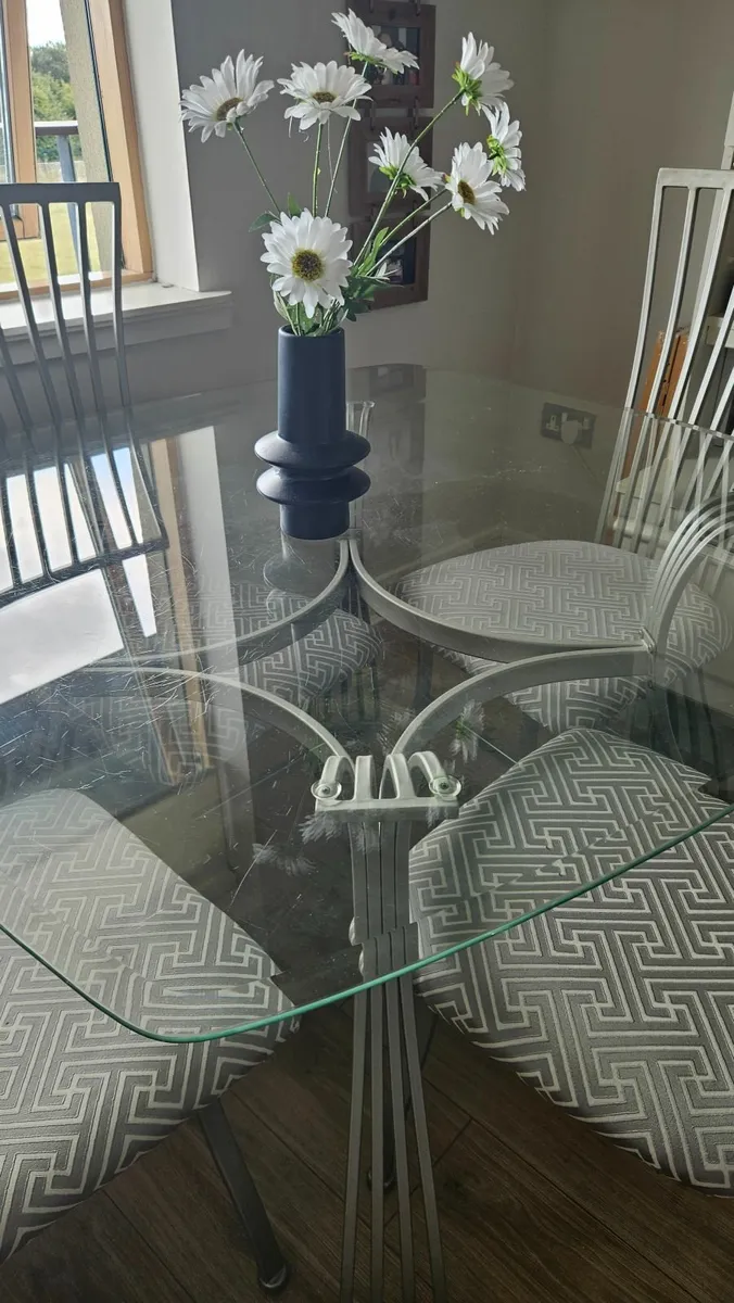 Kitchen table and 4 chairs - Image 4