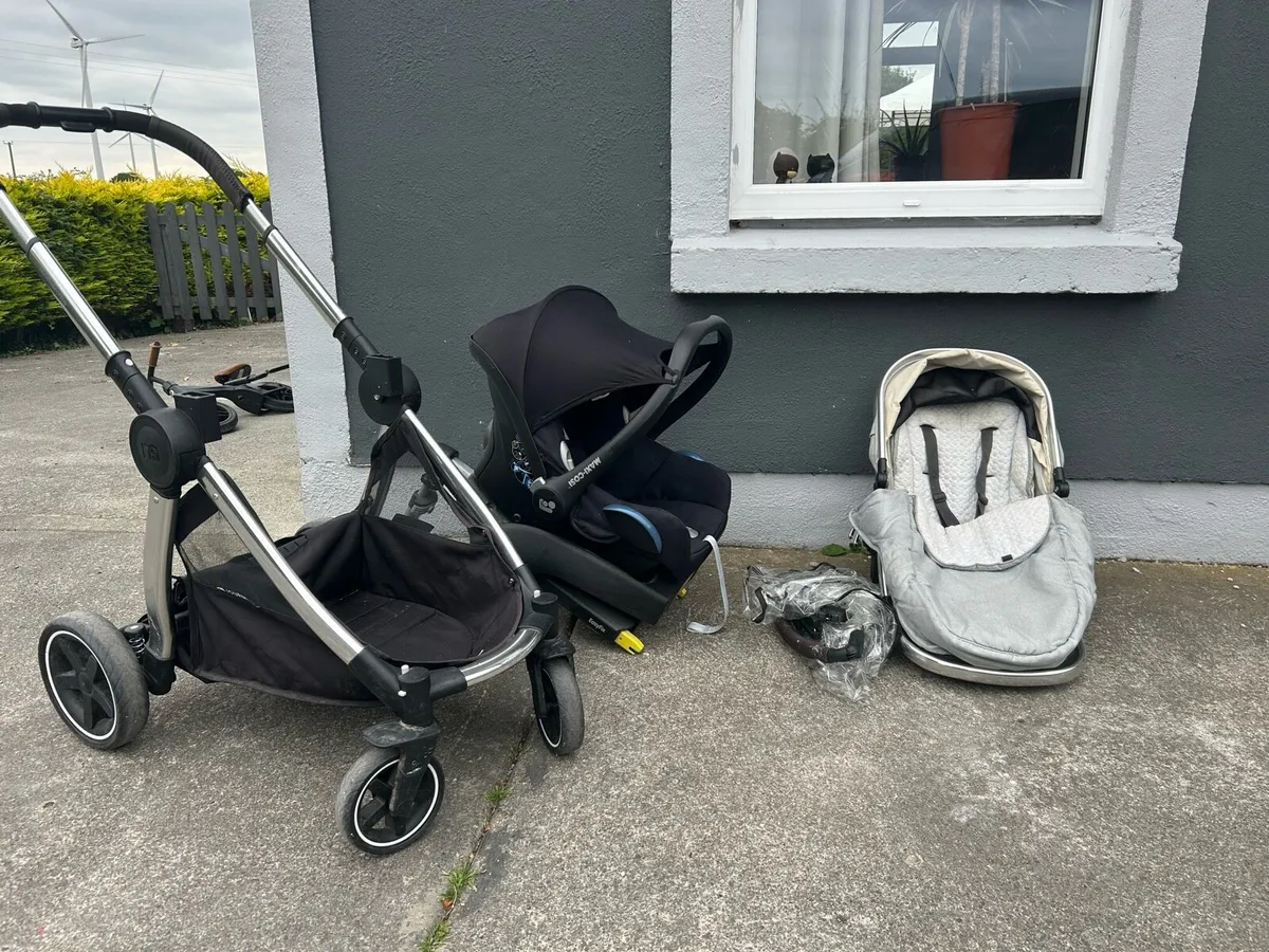 Buggy / changing table / car seat and iso fix - Image 1