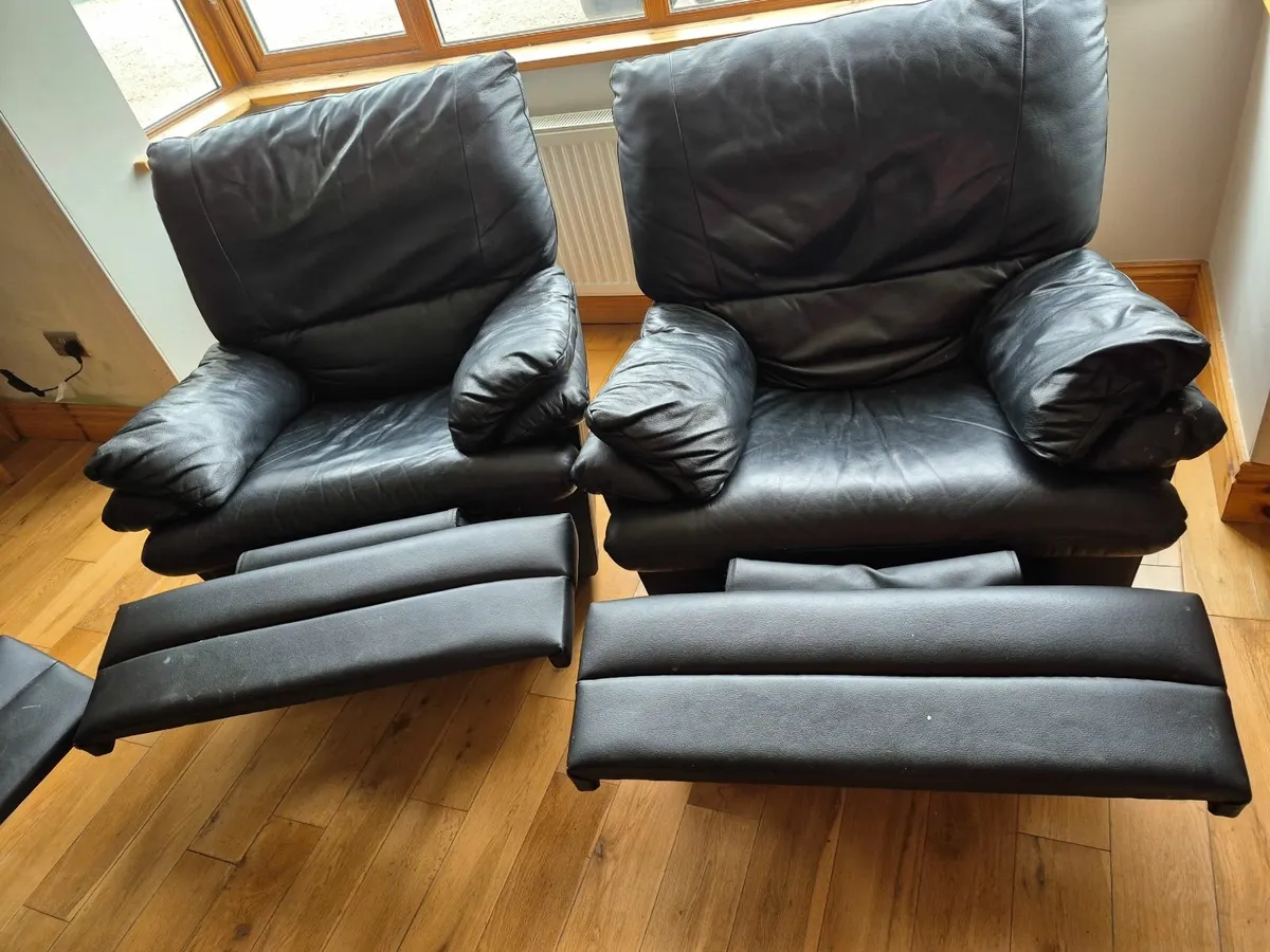 3 seater leather couch and two armchairs - Image 1