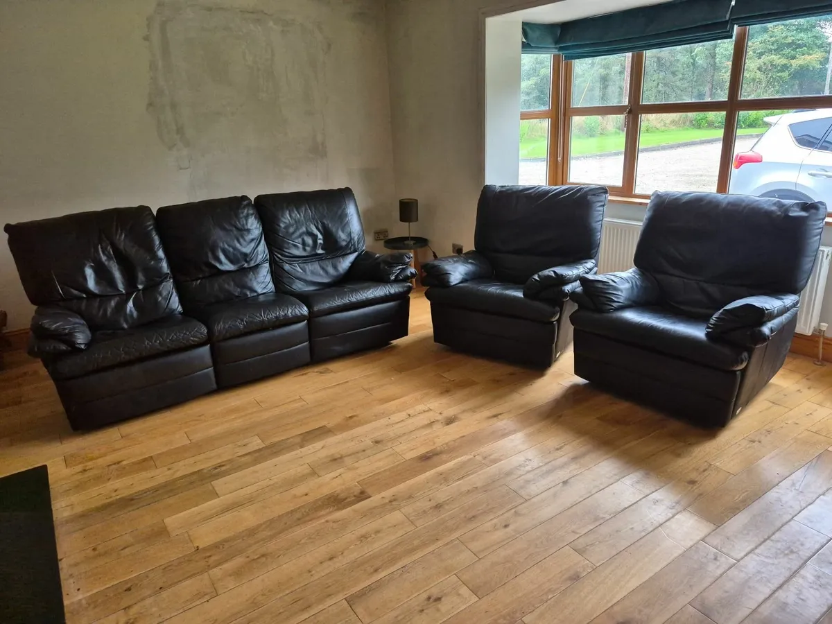 3 seater leather couch and two armchairs - Image 2
