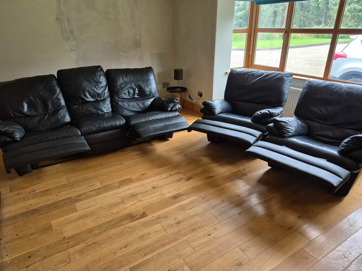 3 seater leather couch and two armchairs - Image 3