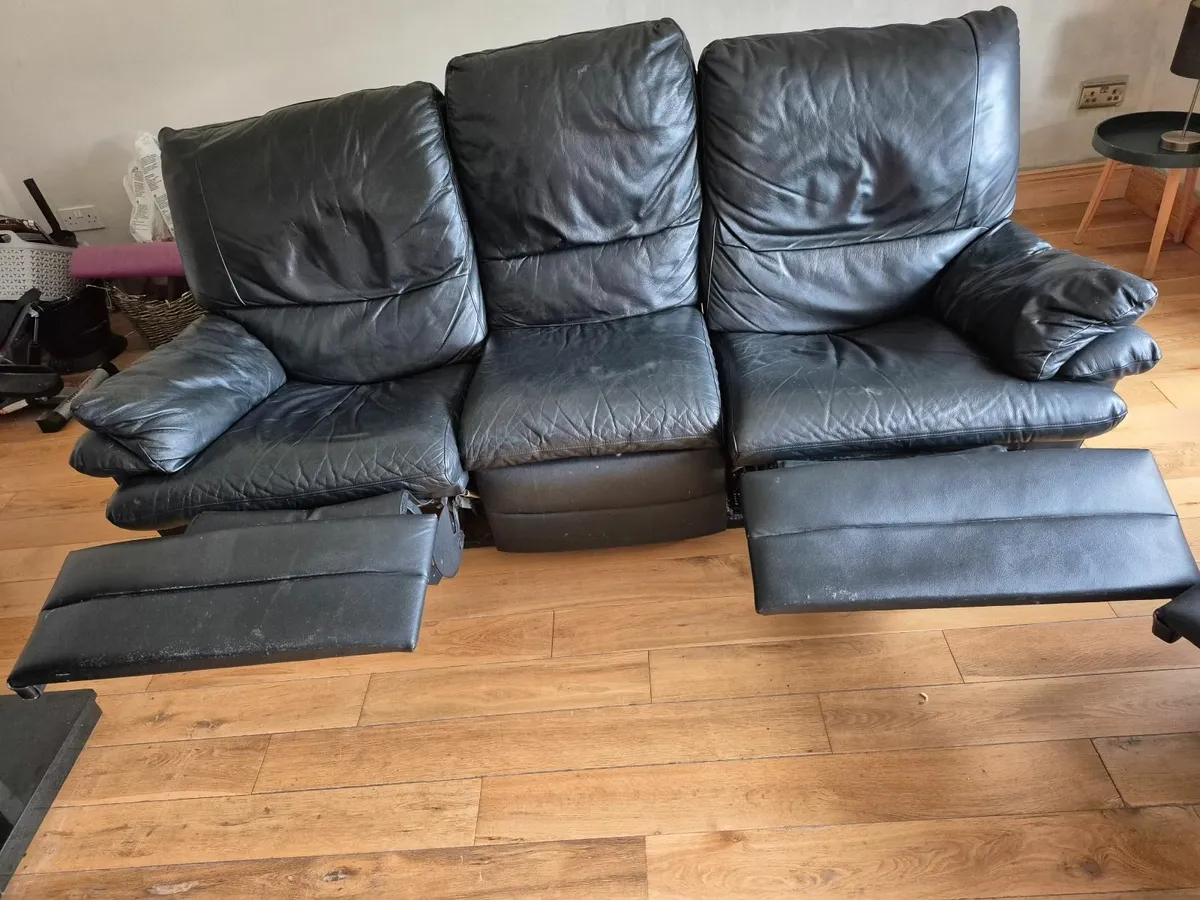 3 seater leather couch and two armchairs - Image 4