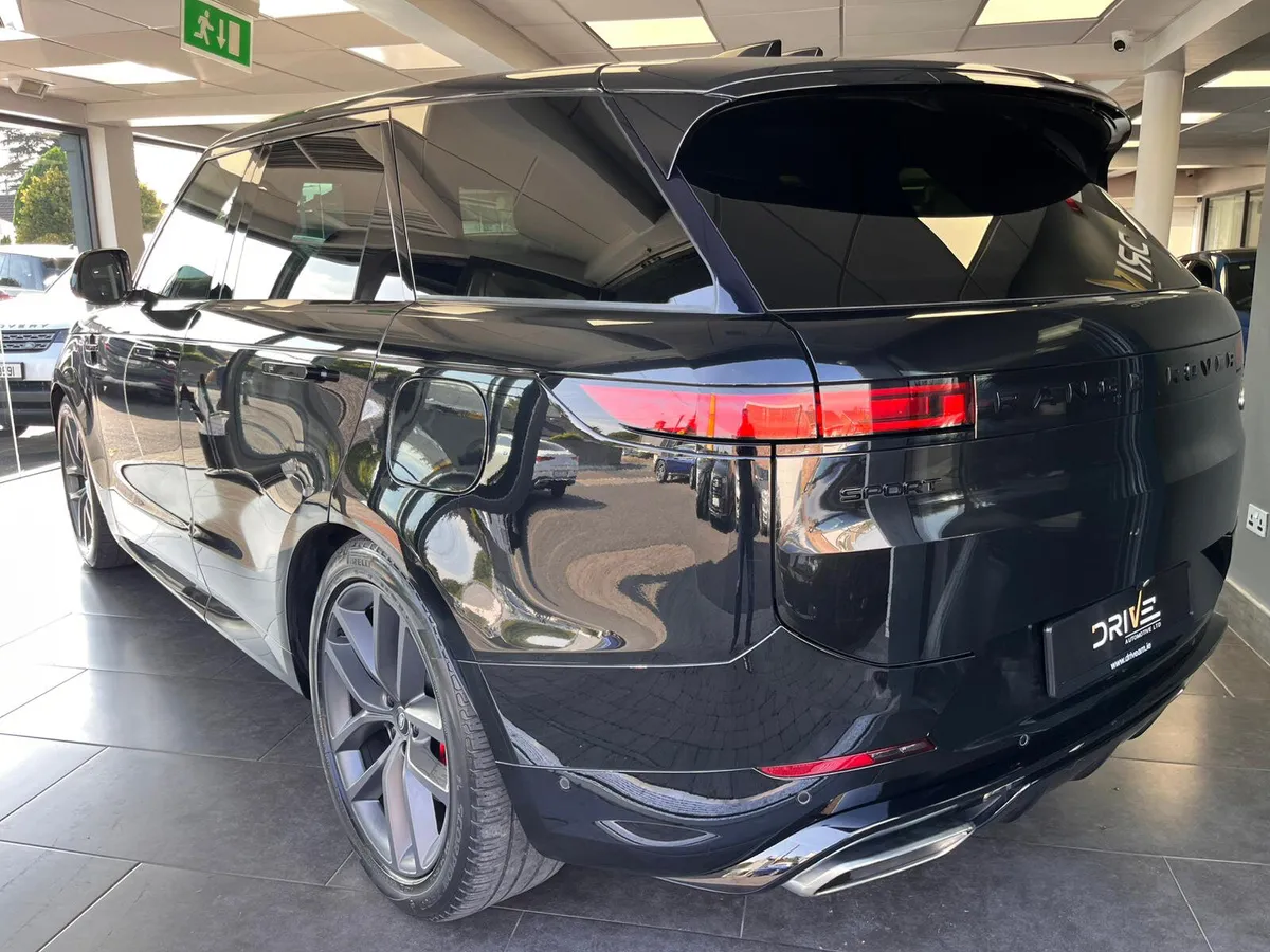 Land Rover Range Rover 2023 P460 Hybrid - Image 4