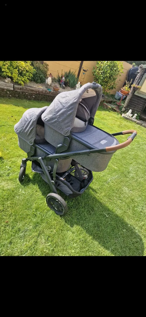 Uppababy Vista V2 twin travel system - Image 1