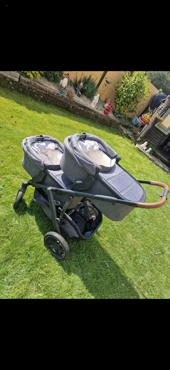 Uppababy Vista V2 twin travel system - Image 2