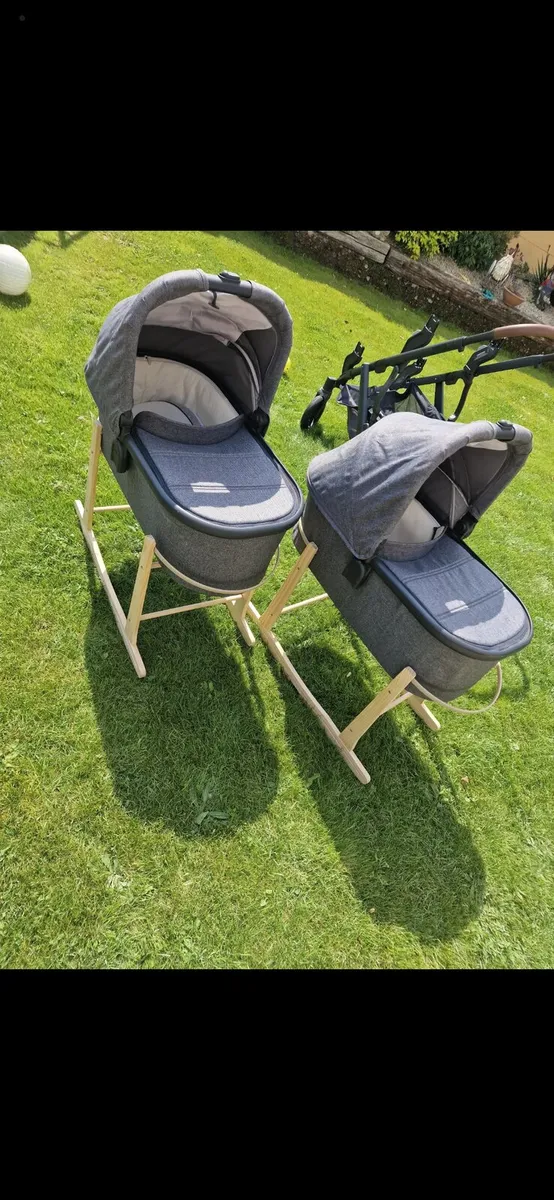 Uppababy Vista V2 twin travel system - Image 3