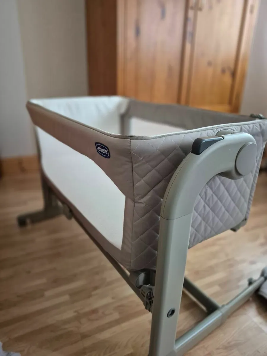 Chicco Next2Me Bedside Crib – Excellent Condition - Image 1