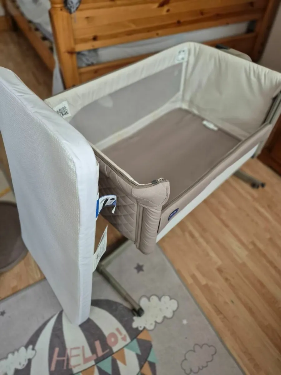 Chicco Next2Me Bedside Crib – Excellent Condition - Image 2