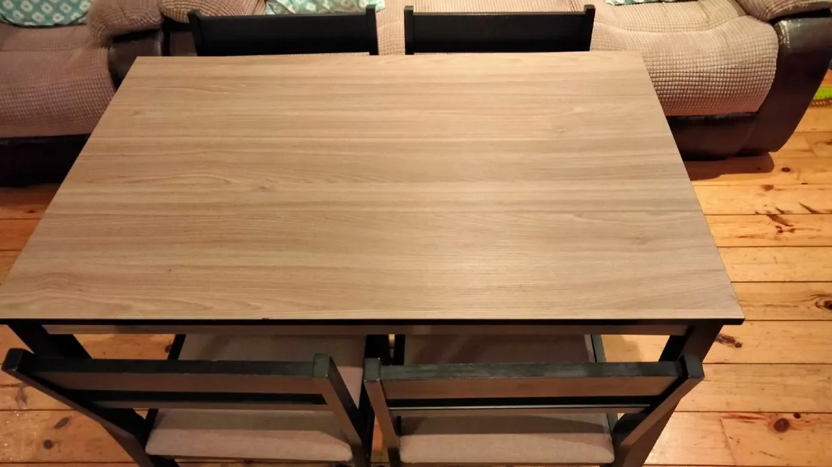 Table and chairs - Image 1